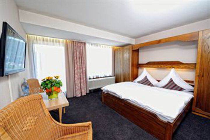 Room 5 of 10