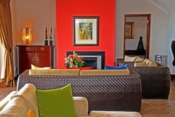 Lounge 22 of 36