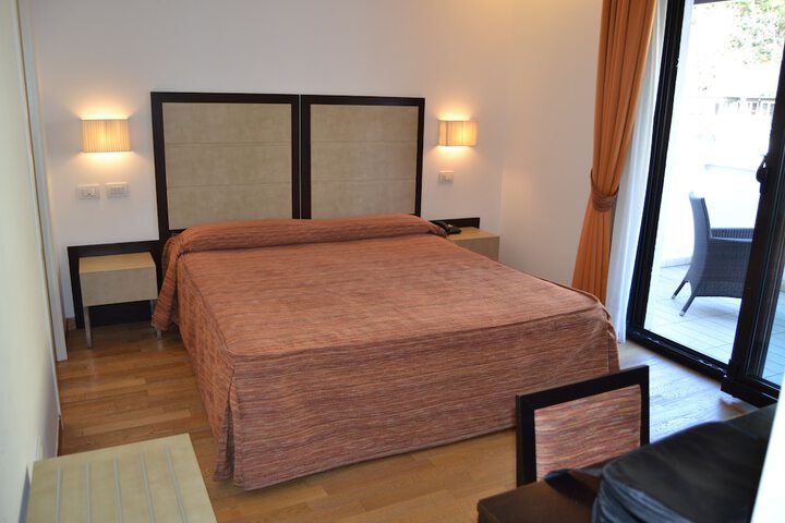 Room 16 of 80