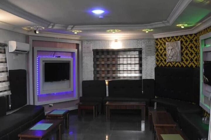 Lounge 31 of 38
