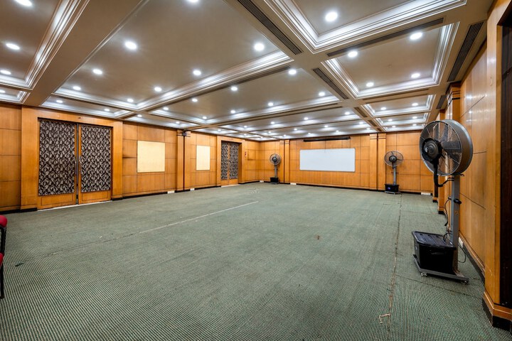 Ballroom/Hall 27 of 54