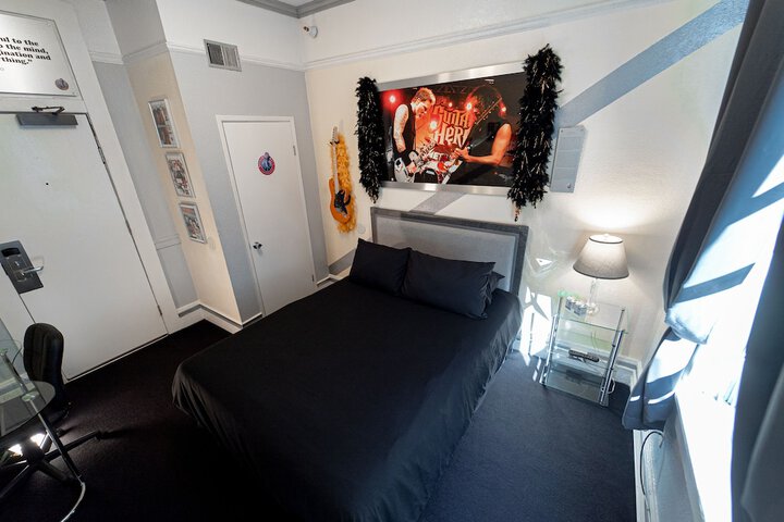 Queen Bed Shared Bathroom (19 of 21)