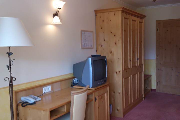 Room 5 of 76