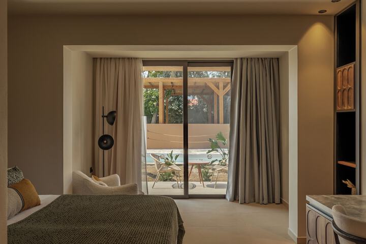 Room 12 of 90
