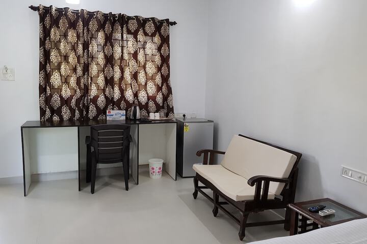 Room 4 of 8