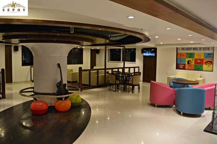 Lounge 24 of 28