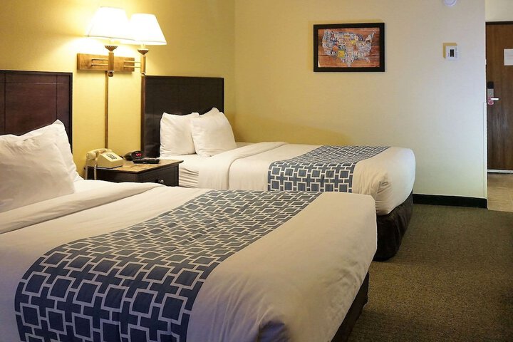 1 Queen Bed (4 of 12)