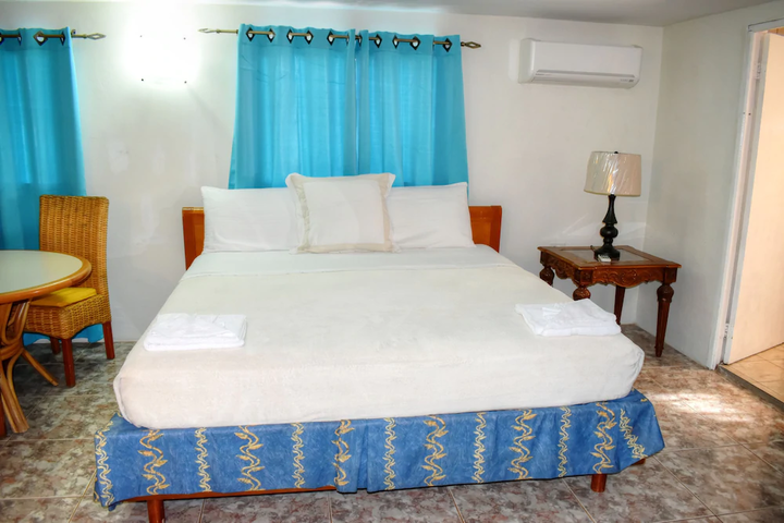 Room 4 of 10