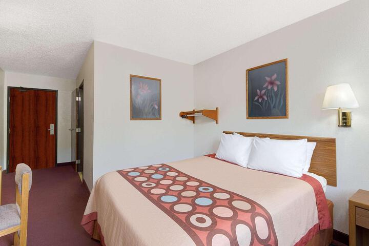 1 Queen Bed (8 of 12)