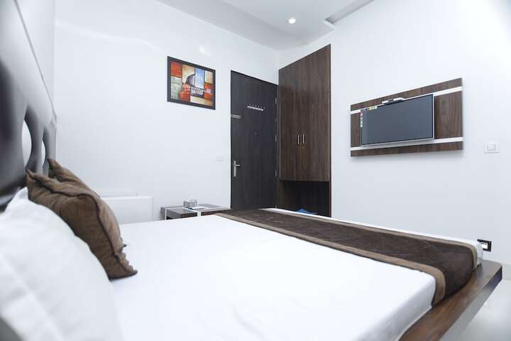 Room 4 of 17
