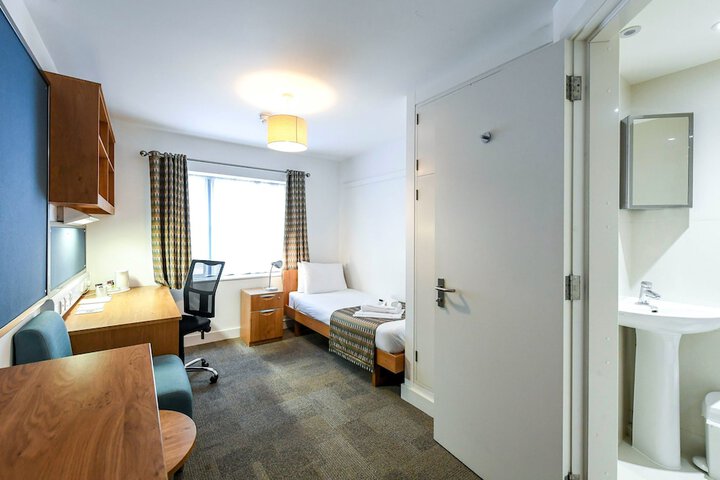 Room 13 of 27