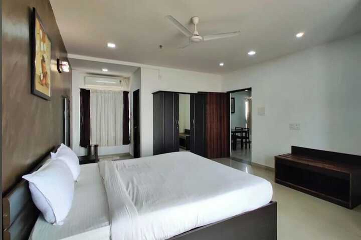 Room 4 of 7
