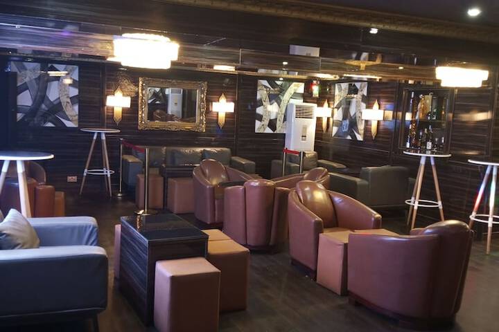 Lounge 73 of 77