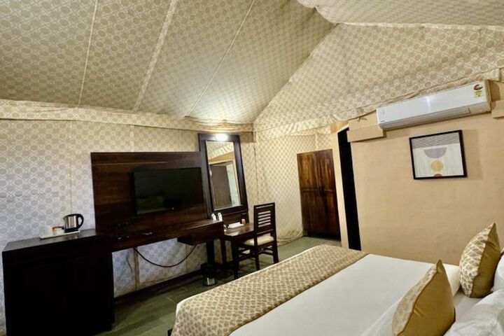 Room 6 of 18