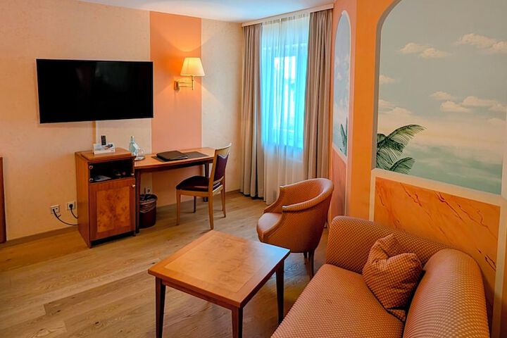 Room 6 of 44