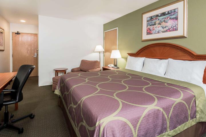 1 Queen Bed (1 of 24)