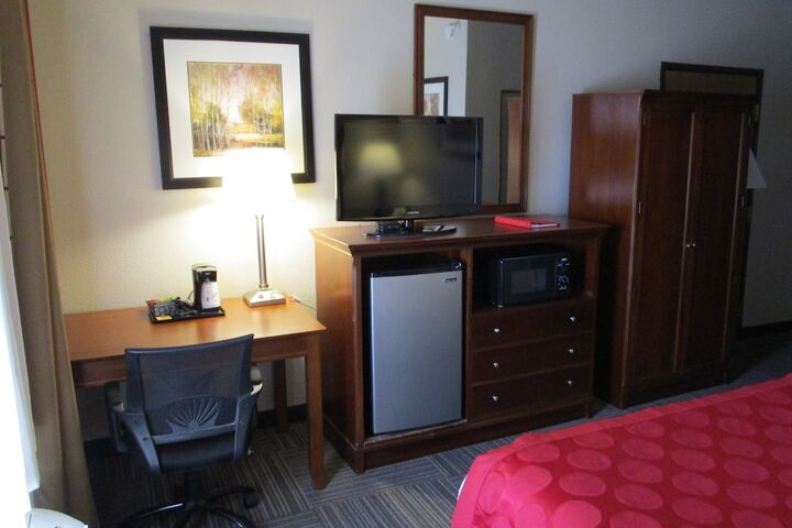 1 Queen Bed Accessible Room (13 of 17)