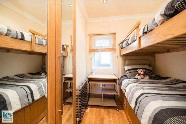 Room 5 of 9
