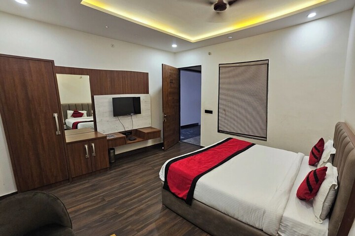 Room 5 of 9