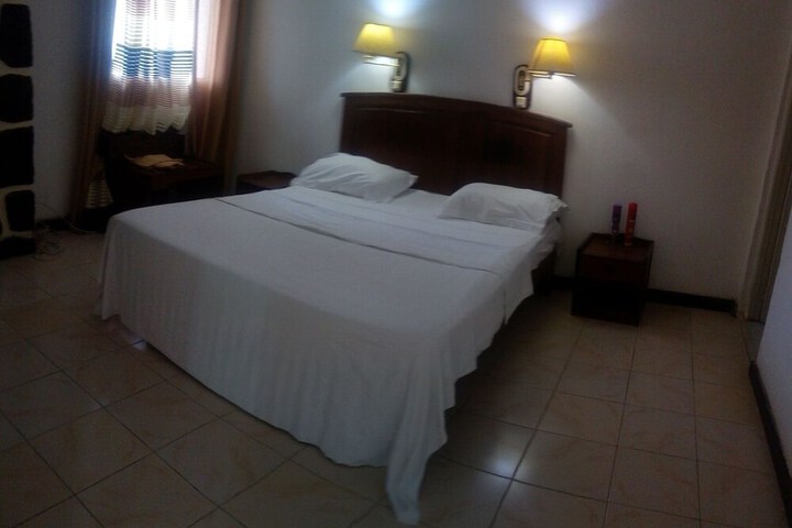 Room 6 of 28