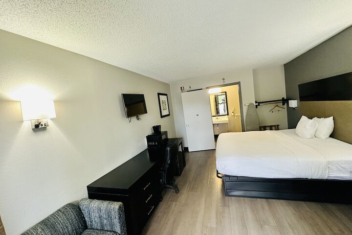 1 King Bed Accessible (12 of 13)