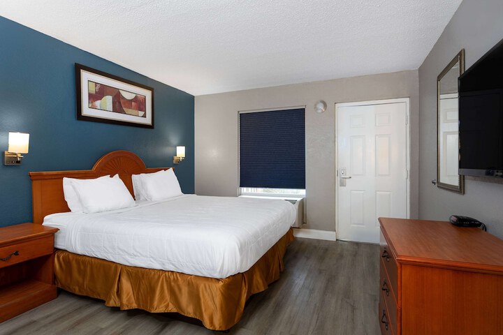 1 Queen Bed Deluxe Room (9 of 16)