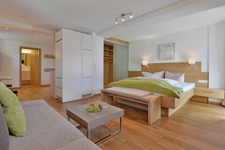 Room 4 of 11
