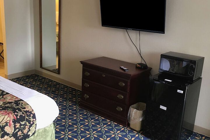 Business King Bed (1 of 4)