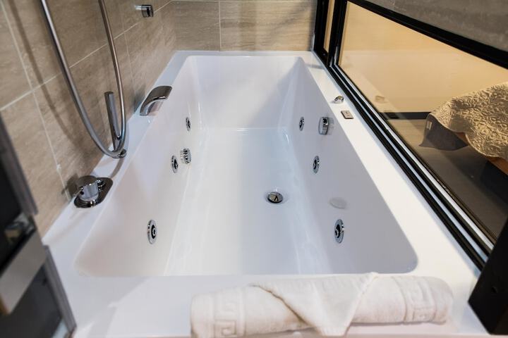 Jetted tub
