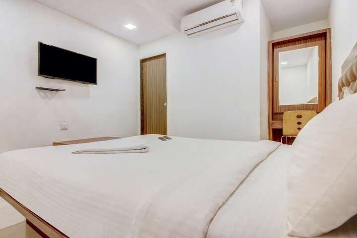 Room 6 of 9