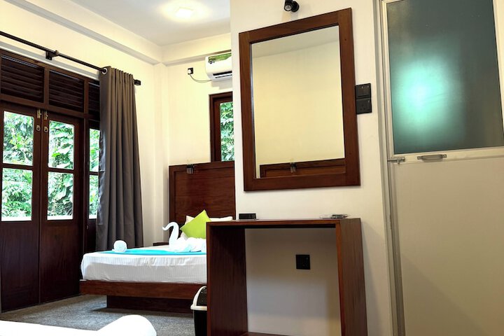 Room 10 of 28