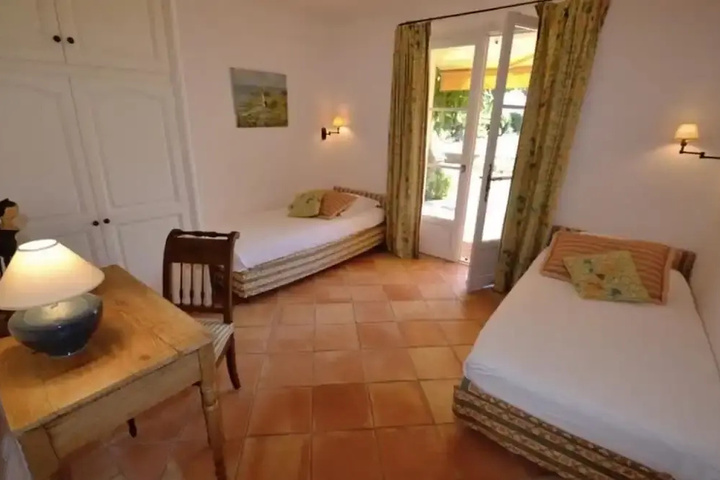 Room 5 of 16