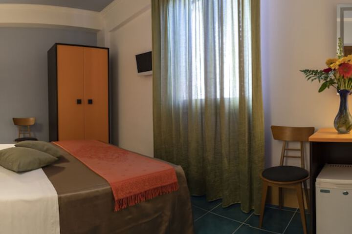 Room 8 of 48