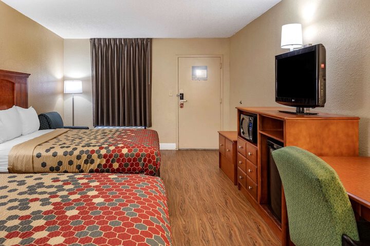 2 Queen Beds (1 of 6)