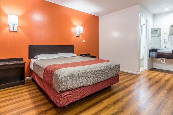 Room 9 of 29
