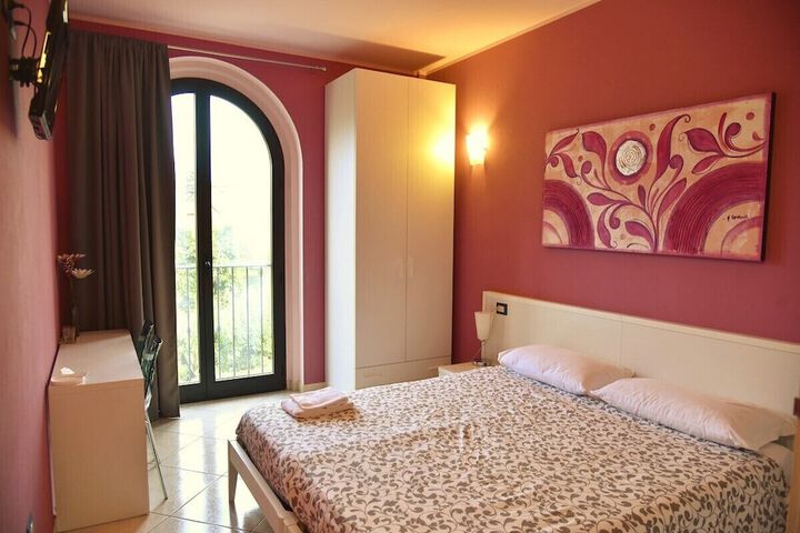 Room 10 of 77