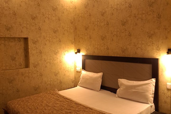 Room 8 of 11