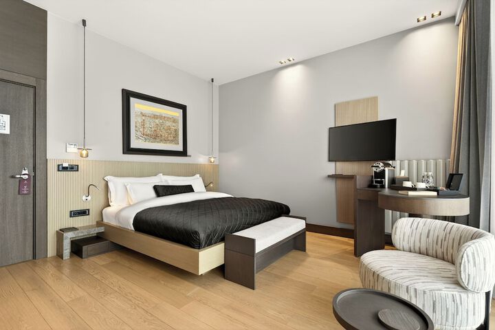 Room 6 of 103