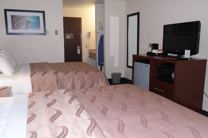2 Queen Beds (2 of 8)