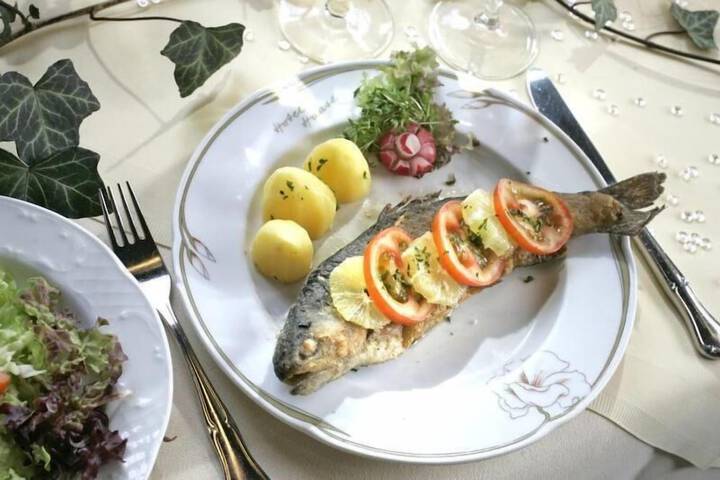Dining 48 of 77