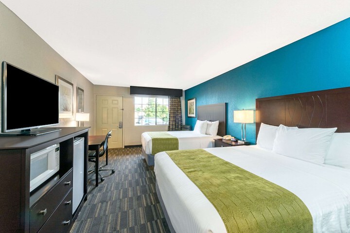 Room 10 of 16