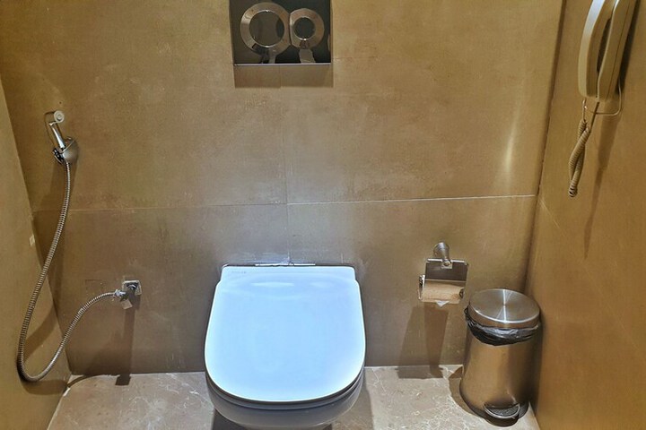 Room 7 of 33