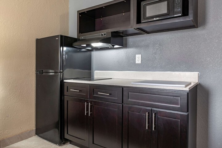 1 King Bed Efficiency (9 of 10)