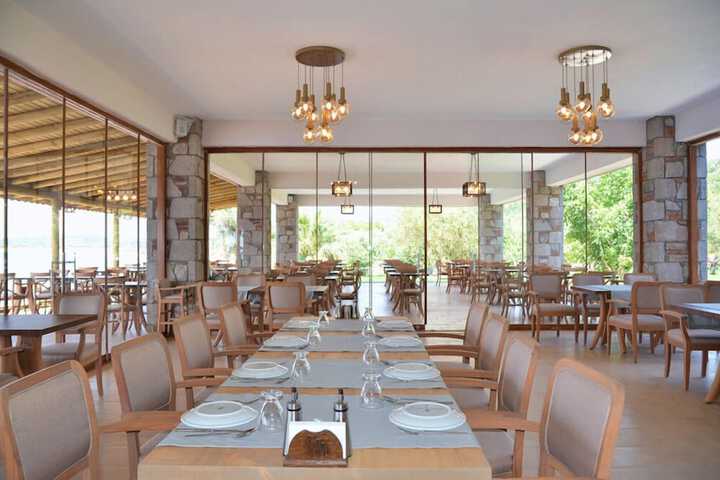 Dining 34 of 48