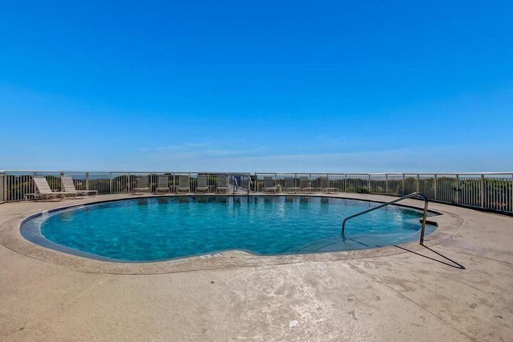 Pool 18 of 33