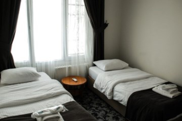 Room 6 of 90