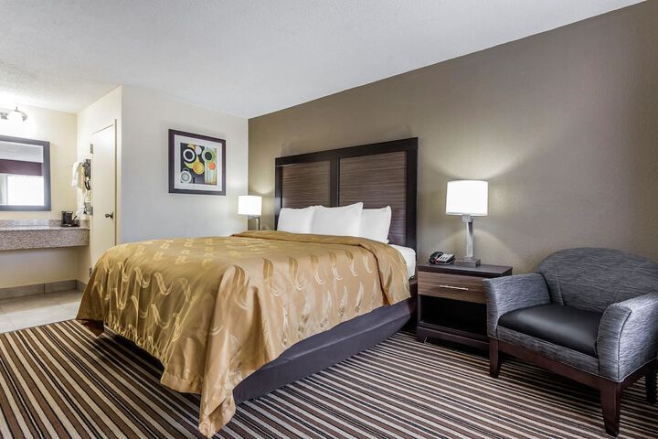 1 King Bed (3 of 8)