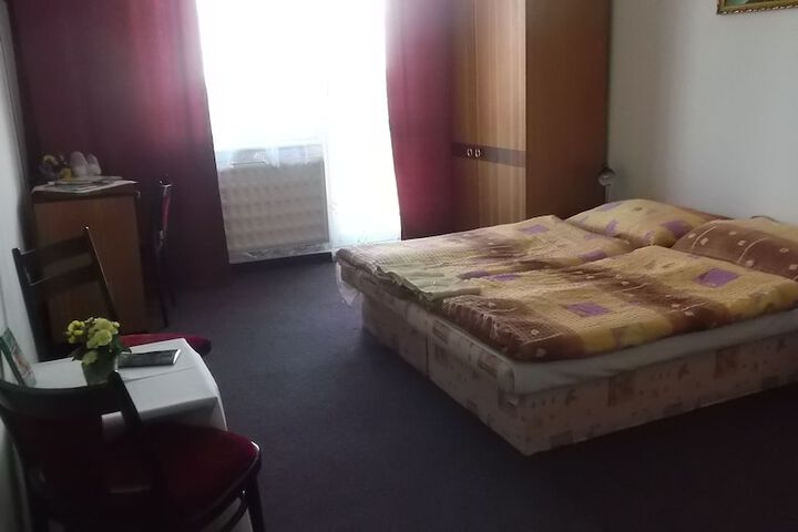 Room 6 of 76