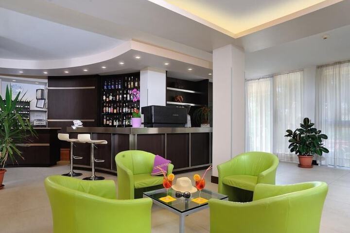 Lounge 42 of 48