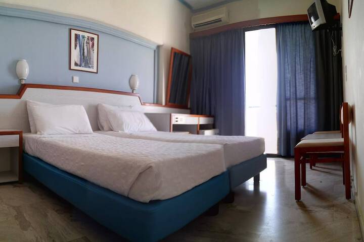Room 4 of 25